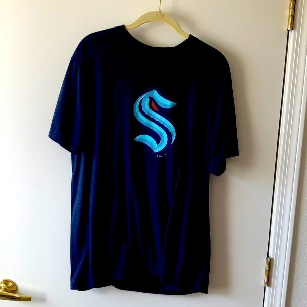 Seattle Kraken Short Sleeve T-shirt Size L GUC  Navy